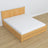Lit double pin naturel – pieds et base en bois, gros plan