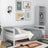 Sofa-lit gris dans la chambre d'enfant – décoration scandinave, en bois
