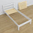 Lit simple en bois blanc – vue en biais, chambre d'enfant scandinave