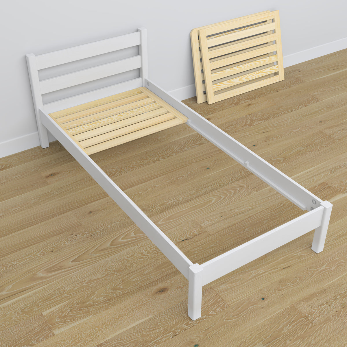 Lit simple en bois blanc – vue en biais, chambre d'enfant scandinave
