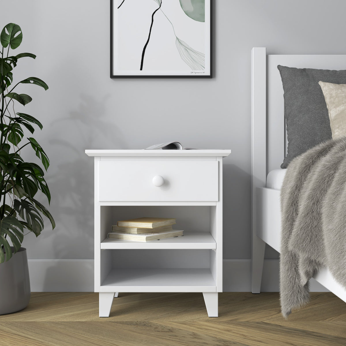 Table de chevet N02 en bois blanc – tiroir ouvert, rangement près du lit