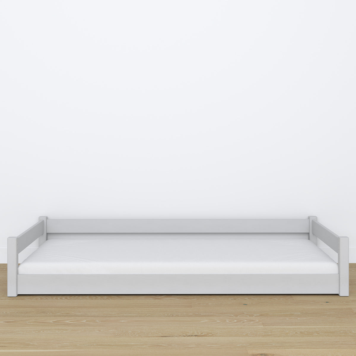 Lit bas en bois gris – niska rama, vue de côté, chambre scandinave