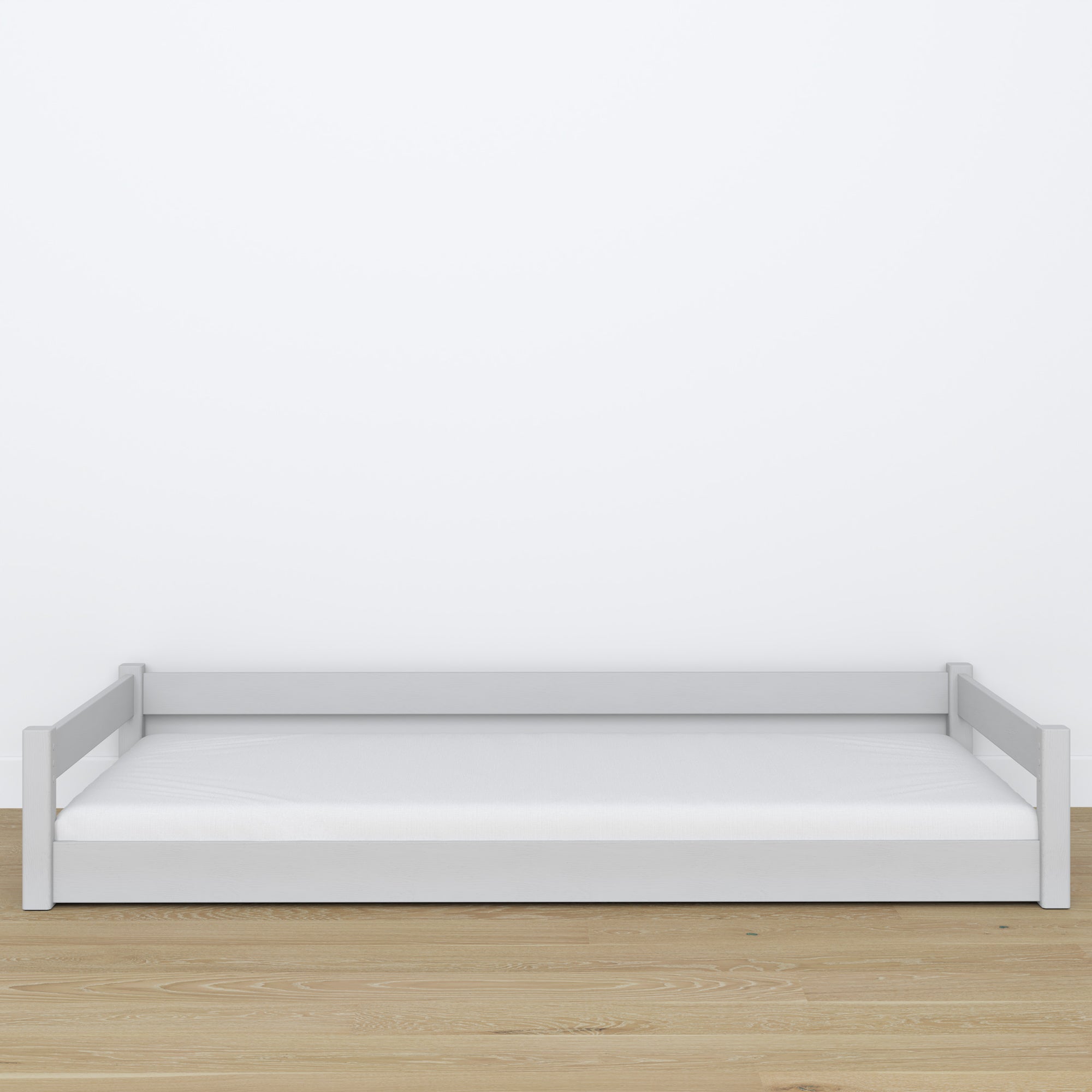 Lit bas en bois gris – niska rama, vue de côté, chambre scandinave