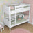 Lit superposé blanc dans la chambre d'enfant – décoration scandinave, en bois