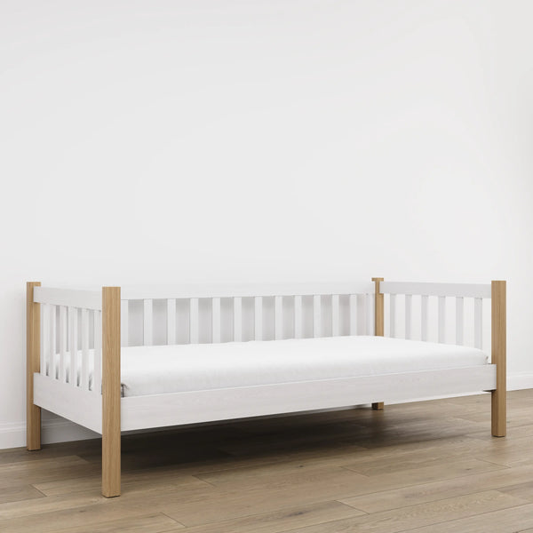 Sofa-lit blanc avec chêne – barrière latérale en bois, sécurité pour les enfants