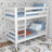 Lit superposé blanc dans la chambre d'enfant – décoration scandinave, en bois
