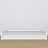 Lit bas en bois blanc – niska rama, vue de côté, chambre scandinave