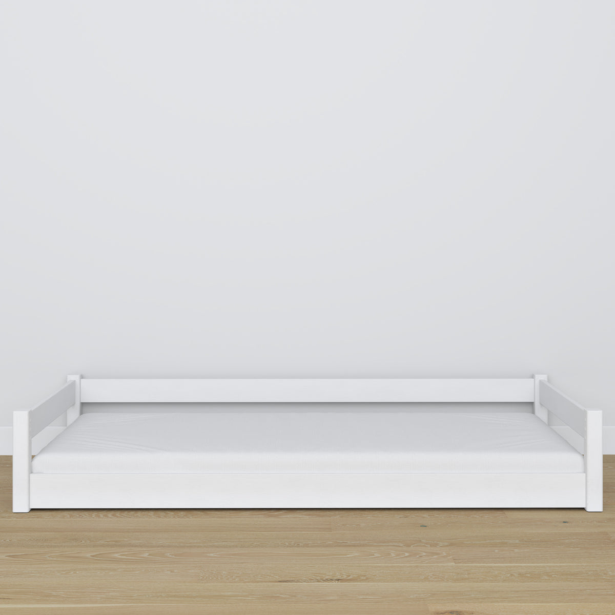 Lit bas en bois blanc – niska rama, vue de côté, chambre scandinave