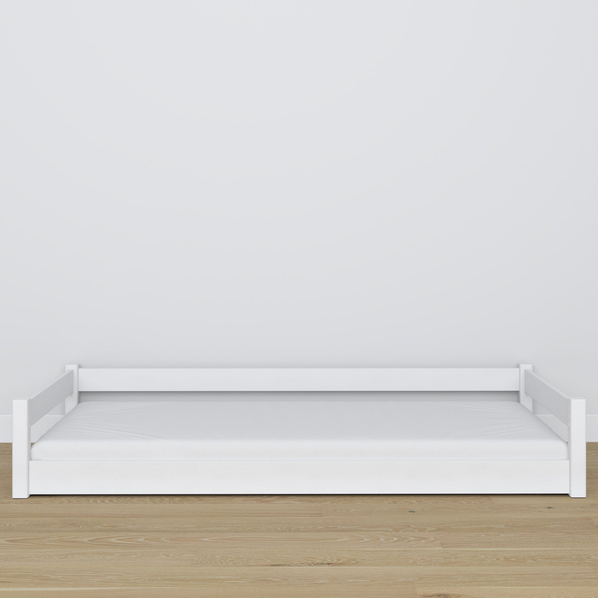 Lit bas en bois blanc – niska rama, vue de côté, chambre scandinave